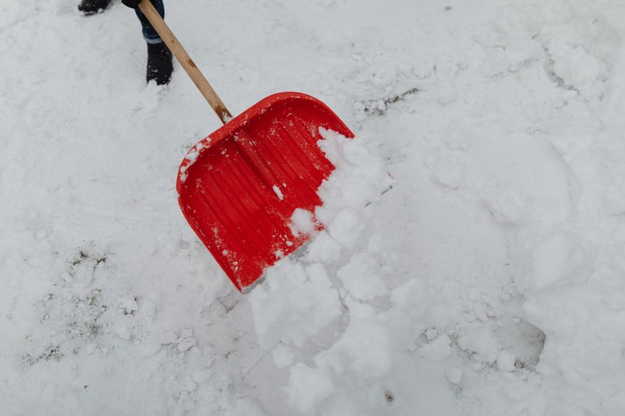 Rote Schneeschaufel im Schnee